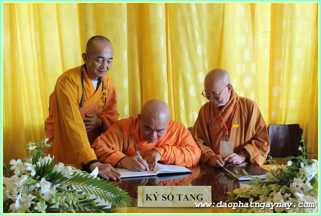 Chùm ảnh: Các phái đoàn viếng Giác linh ĐLHT. Thích Trí Tịnh buổi chiều ngày 01-04-2014
