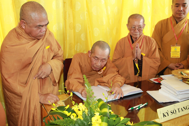 Chùm ảnh: Các phái đoàn viếng tang lễ ĐLHT. Thích Trí Tịnh ngày 30-03-2014