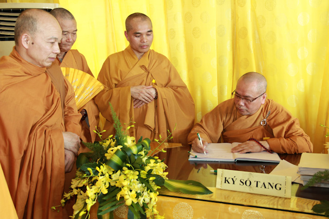Chùm ảnh: Các phái đoàn viếng tang lễ ĐLHT. Thích Trí Tịnh ngày 30-03-2014