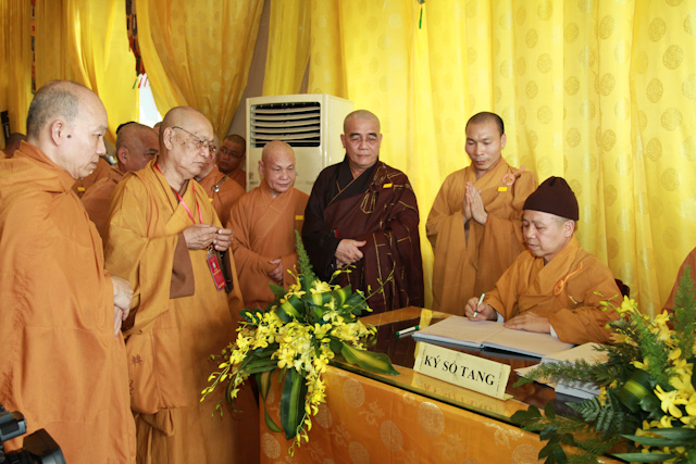 Chùm ảnh: Các phái đoàn viếng tang lễ ĐLHT. Thích Trí Tịnh ngày 30-03-2014
