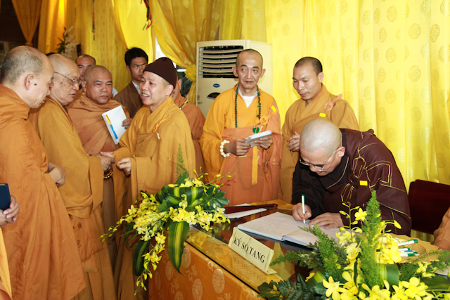 Chùm ảnh: Các phái đoàn viếng tang lễ ĐLHT. Thích Trí Tịnh ngày 30-03-2014