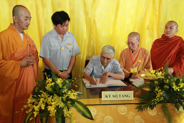 Chùm ảnh: Các phái đoàn viếng tang lễ ĐLHT. Thích Trí Tịnh ngày 30-03-2014