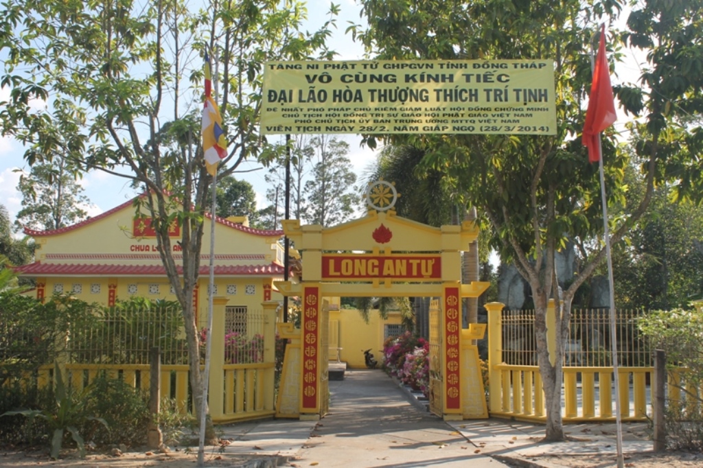 Đồng Tháp: 200 Ngôi Tự Viện Treo Cờ Rủ Và Biểu Ngữ Tang Lễ