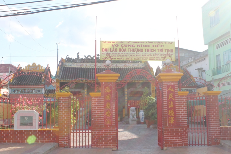 Đồng Tháp: 200 Ngôi Tự Viện Treo Cờ Rủ Và Biểu Ngữ Tang Lễ