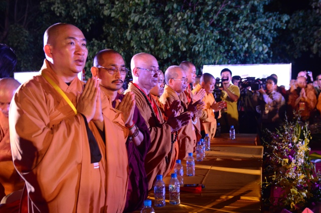 Vesak 2014: Lãnh đạo đảng, nhà nước, Phật giáo quốc tế cầu nguyện hòa bình