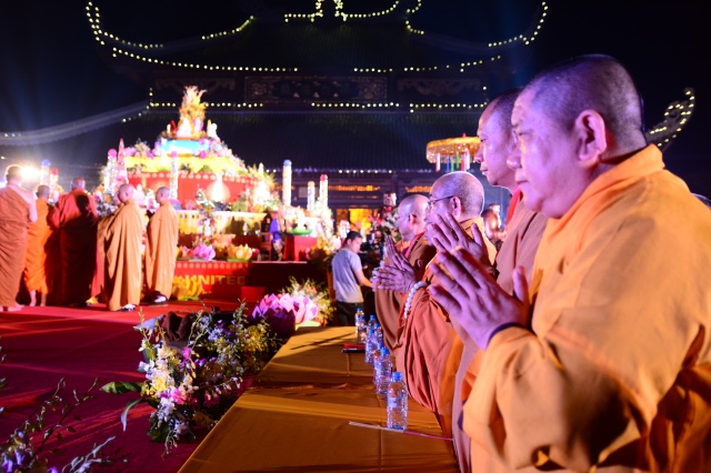 Vesak 2014: Lãnh đạo đảng, nhà nước, Phật giáo quốc tế cầu nguyện hòa bình