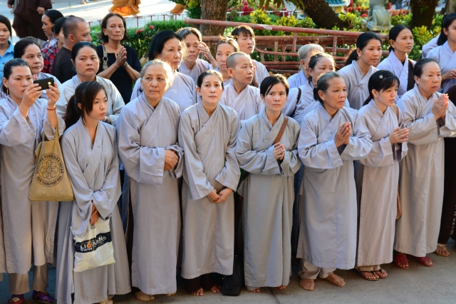 TP.HCM: Hàng ngàn tăng ni Phật tử cung tiễn nhục thân cố HT. Thích Trí Tịnh nhập kim quan