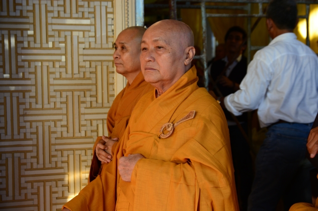 TP.HCM: Hàng ngàn tăng ni Phật tử cung tiễn nhục thân cố HT. Thích Trí Tịnh nhập kim quan