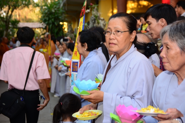 TP.HCM: Hàng ngàn tăng ni Phật tử cung tiễn nhục thân cố HT. Thích Trí Tịnh nhập kim quan