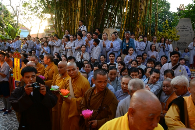TP.HCM: Hàng ngàn tăng ni Phật tử cung tiễn nhục thân cố HT. Thích Trí Tịnh nhập kim quan