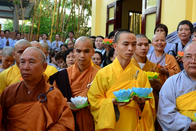 TP.HCM: Hàng ngàn tăng ni Phật tử cung tiễn nhục thân cố HT. Thích Trí Tịnh nhập kim quan