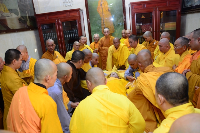 TP.HCM: Hàng ngàn tăng ni Phật tử cung tiễn nhục thân cố HT. Thích Trí Tịnh nhập kim quan