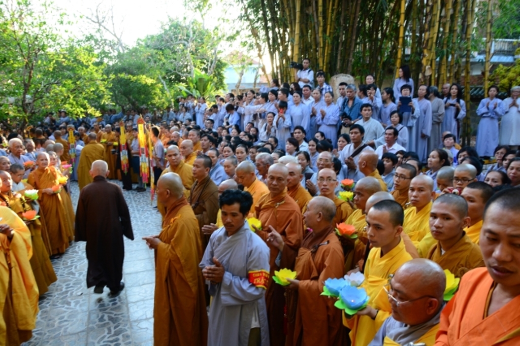 TP.HCM: Hàng ngàn tăng ni Phật tử cung tiễn nhục thân cố HT. Thích Trí Tịnh nhập kim quan
