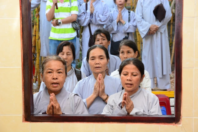 TP.HCM: Hàng ngàn tăng ni Phật tử cung tiễn nhục thân cố HT. Thích Trí Tịnh nhập kim quan