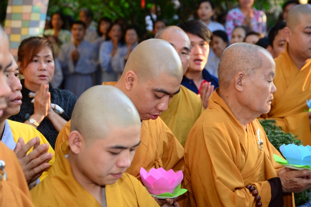 TP.HCM: Hàng ngàn tăng ni Phật tử cung tiễn nhục thân cố HT. Thích Trí Tịnh nhập kim quan