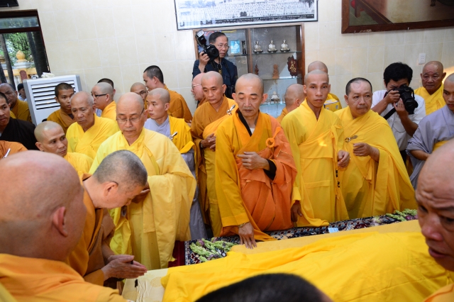 TP.HCM: Hàng ngàn tăng ni Phật tử cung tiễn nhục thân cố HT. Thích Trí Tịnh nhập kim quan