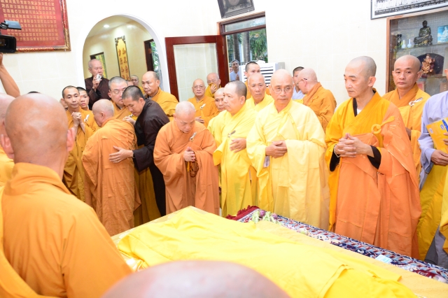 TP.HCM: Hàng ngàn tăng ni Phật tử cung tiễn nhục thân cố HT. Thích Trí Tịnh nhập kim quan