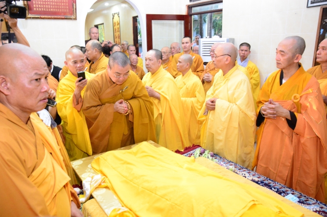 TP.HCM: Hàng ngàn tăng ni Phật tử cung tiễn nhục thân cố HT. Thích Trí Tịnh nhập kim quan