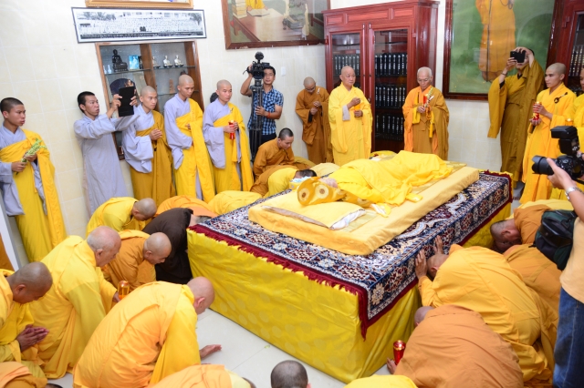TP.HCM: Hàng ngàn tăng ni Phật tử cung tiễn nhục thân cố HT. Thích Trí Tịnh nhập kim quan