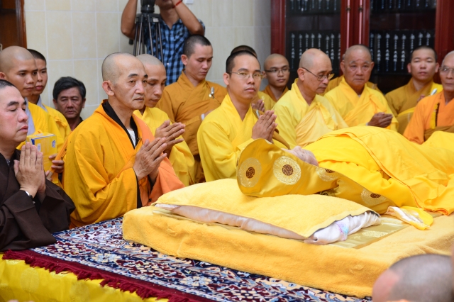 TP.HCM: Hàng ngàn tăng ni Phật tử cung tiễn nhục thân cố HT. Thích Trí Tịnh nhập kim quan