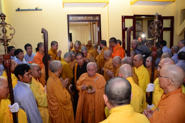 TP.HCM: Hàng ngàn tăng ni Phật tử cung tiễn nhục thân cố HT. Thích Trí Tịnh nhập kim quan