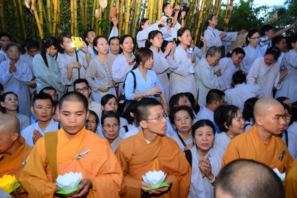 TP.HCM: Hàng ngàn tăng ni Phật tử cung tiễn nhục thân cố HT. Thích Trí Tịnh nhập kim quan