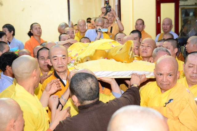 TP.HCM: Hàng ngàn tăng ni Phật tử cung tiễn nhục thân cố HT. Thích Trí Tịnh nhập kim quan