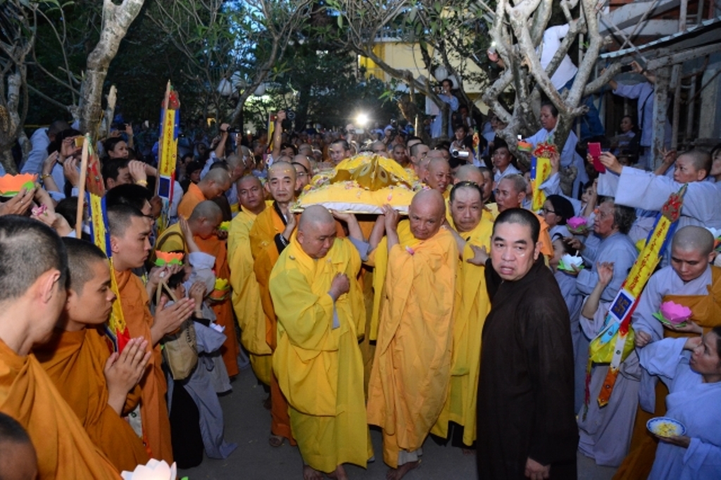 TP.HCM: Hàng ngàn tăng ni Phật tử cung tiễn nhục thân cố HT. Thích Trí Tịnh nhập kim quan