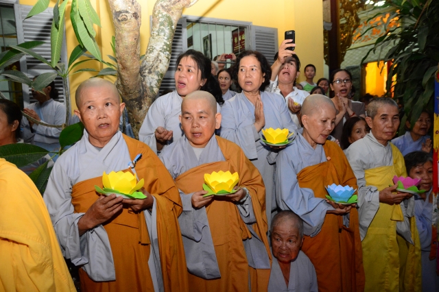 TP.HCM: Hàng ngàn tăng ni Phật tử cung tiễn nhục thân cố HT. Thích Trí Tịnh nhập kim quan