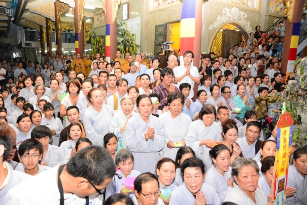 TP.HCM: Hàng ngàn tăng ni Phật tử cung tiễn nhục thân cố HT. Thích Trí Tịnh nhập kim quan