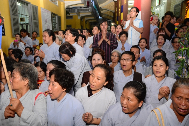 TP.HCM: Hàng ngàn tăng ni Phật tử cung tiễn nhục thân cố HT. Thích Trí Tịnh nhập kim quan