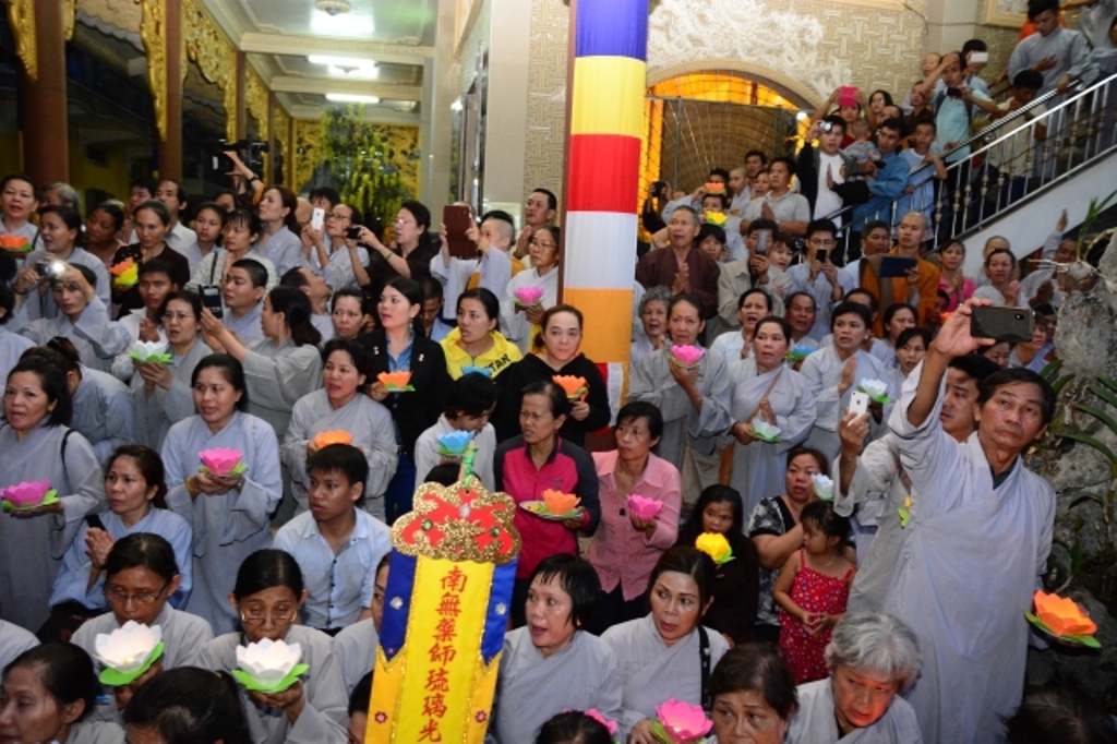 TP.HCM: Hàng ngàn tăng ni Phật tử cung tiễn nhục thân cố HT. Thích Trí Tịnh nhập kim quan