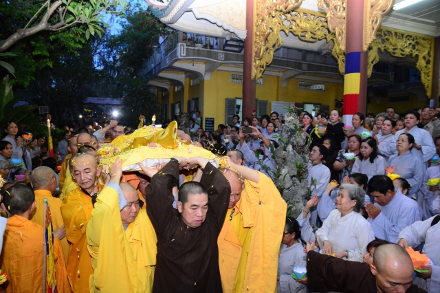 TP.HCM: Hàng ngàn tăng ni Phật tử cung tiễn nhục thân cố HT. Thích Trí Tịnh nhập kim quan
