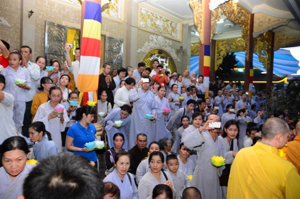 TP.HCM: Hàng ngàn tăng ni Phật tử cung tiễn nhục thân cố HT. Thích Trí Tịnh nhập kim quan