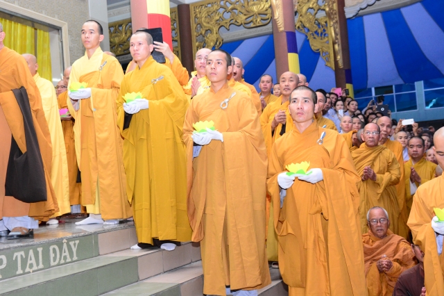 TP.HCM: Hàng ngàn tăng ni Phật tử cung tiễn nhục thân cố HT. Thích Trí Tịnh nhập kim quan