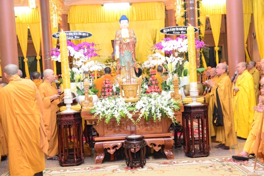 TP.HCM: Hàng ngàn tăng ni Phật tử cung tiễn nhục thân cố HT. Thích Trí Tịnh nhập kim quan