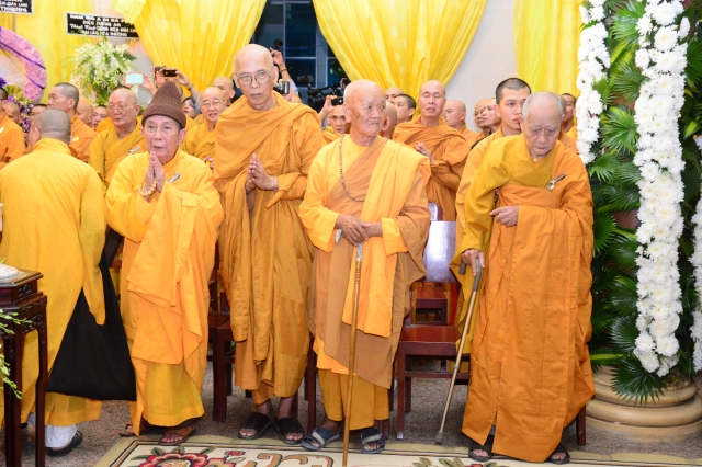 TP.HCM: Hàng ngàn tăng ni Phật tử cung tiễn nhục thân cố HT. Thích Trí Tịnh nhập kim quan