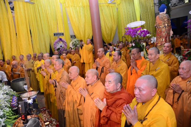 TP.HCM: Hàng ngàn tăng ni Phật tử cung tiễn nhục thân cố HT. Thích Trí Tịnh nhập kim quan