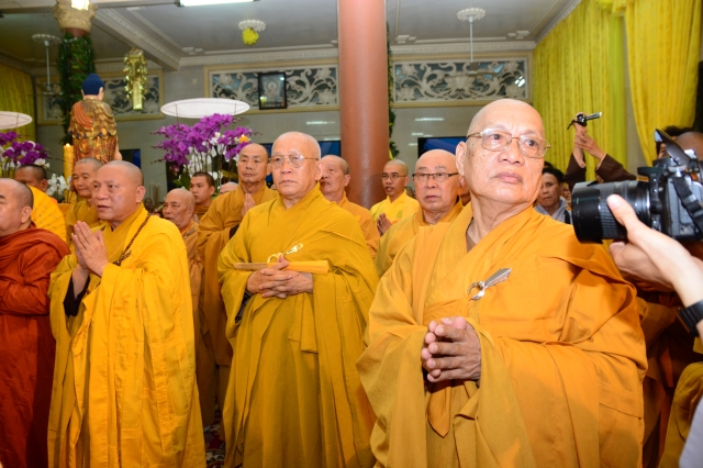 TP.HCM: Hàng ngàn tăng ni Phật tử cung tiễn nhục thân cố HT. Thích Trí Tịnh nhập kim quan