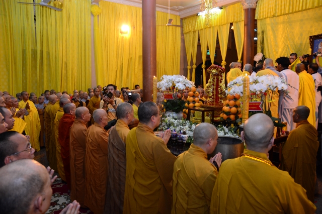 TP.HCM: Hàng ngàn tăng ni Phật tử cung tiễn nhục thân cố HT. Thích Trí Tịnh nhập kim quan
