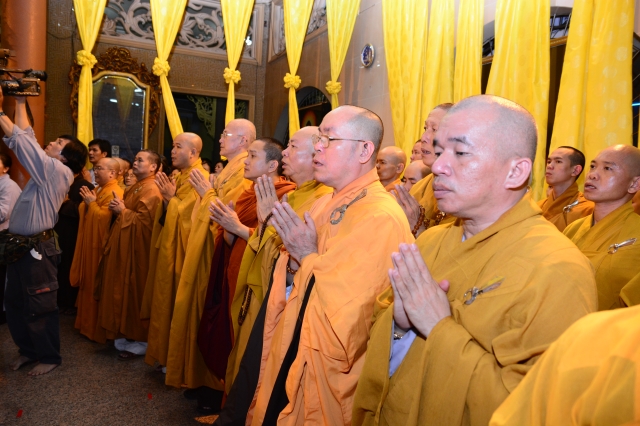 TP.HCM: Hàng ngàn tăng ni Phật tử cung tiễn nhục thân cố HT. Thích Trí Tịnh nhập kim quan