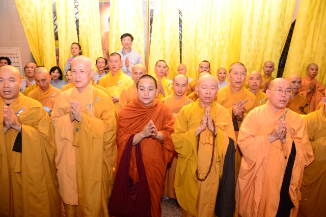 TP.HCM: Hàng ngàn tăng ni Phật tử cung tiễn nhục thân cố HT. Thích Trí Tịnh nhập kim quan