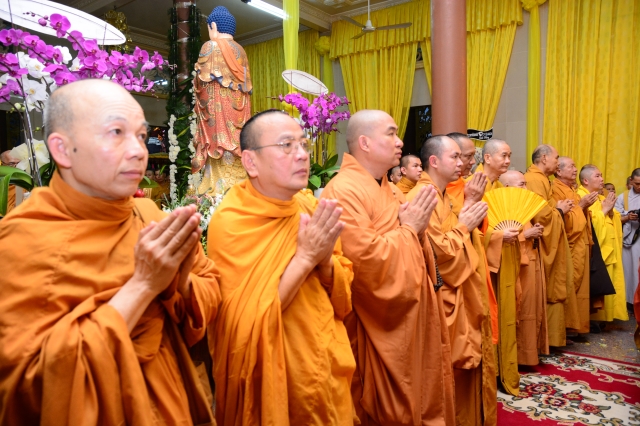 TP.HCM: Hàng ngàn tăng ni Phật tử cung tiễn nhục thân cố HT. Thích Trí Tịnh nhập kim quan