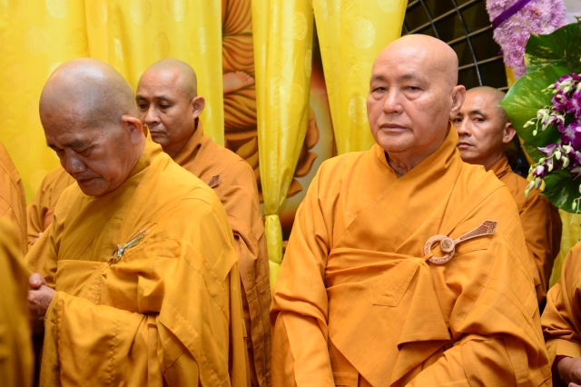 TP.HCM: Hàng ngàn tăng ni Phật tử cung tiễn nhục thân cố HT. Thích Trí Tịnh nhập kim quan