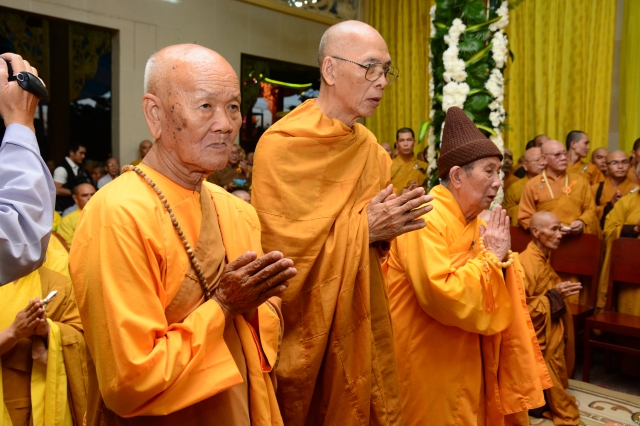 TP.HCM: Hàng ngàn tăng ni Phật tử cung tiễn nhục thân cố HT. Thích Trí Tịnh nhập kim quan