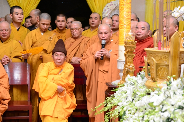 TP.HCM: Hàng ngàn tăng ni Phật tử cung tiễn nhục thân cố HT. Thích Trí Tịnh nhập kim quan