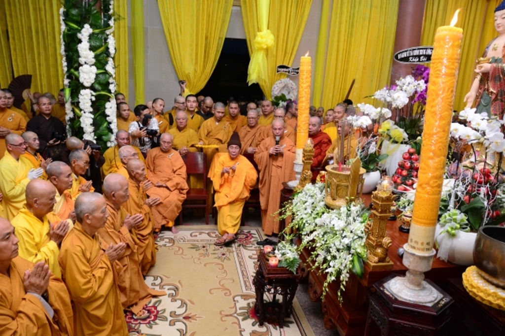 TP.HCM: Hàng ngàn tăng ni Phật tử cung tiễn nhục thân cố HT. Thích Trí Tịnh nhập kim quan