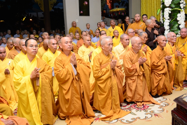 TP.HCM: Hàng ngàn tăng ni Phật tử cung tiễn nhục thân cố HT. Thích Trí Tịnh nhập kim quan