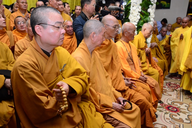 TP.HCM: Hàng ngàn tăng ni Phật tử cung tiễn nhục thân cố HT. Thích Trí Tịnh nhập kim quan