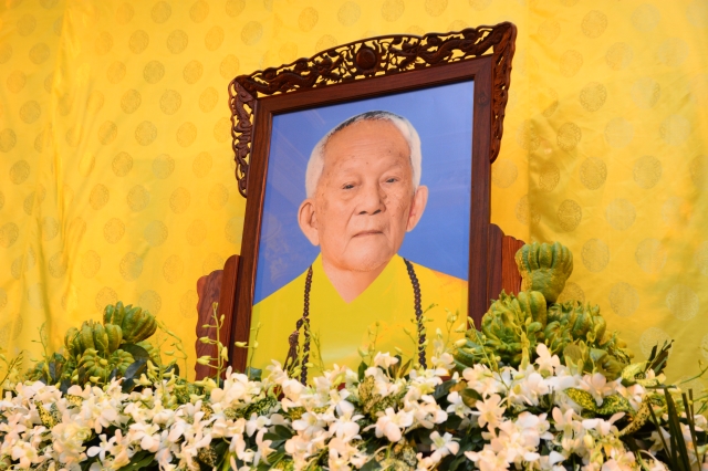 TP.HCM: Hàng ngàn tăng ni Phật tử cung tiễn nhục thân cố HT. Thích Trí Tịnh nhập kim quan